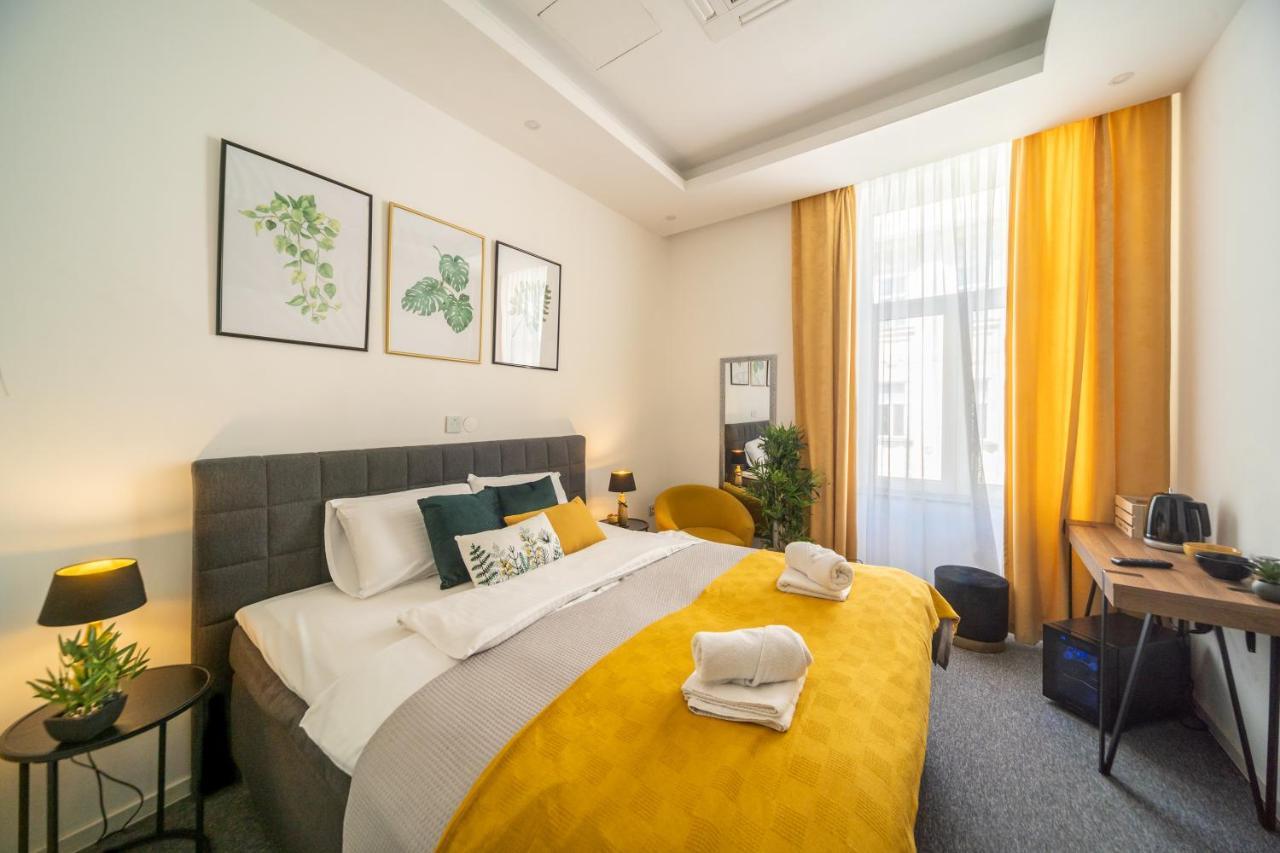 Elenas Rooms & Apartment Zagreb Bagian luar foto